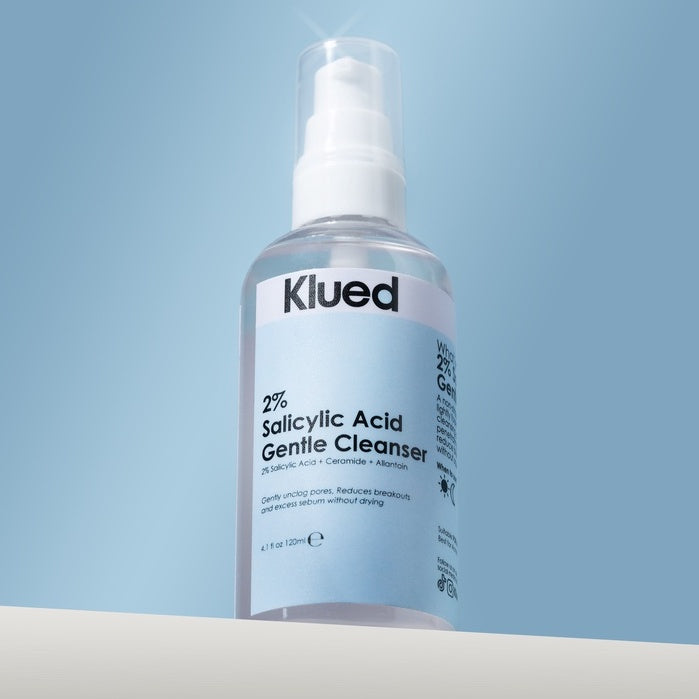 Klued 2% Salicylic Acid Gentle Cleanser bottle on a light blue background