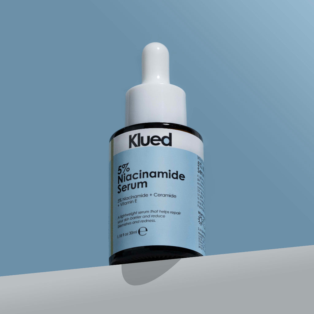 Klued 5% Niacinamide Serum bottle on a blue and gray gradient background