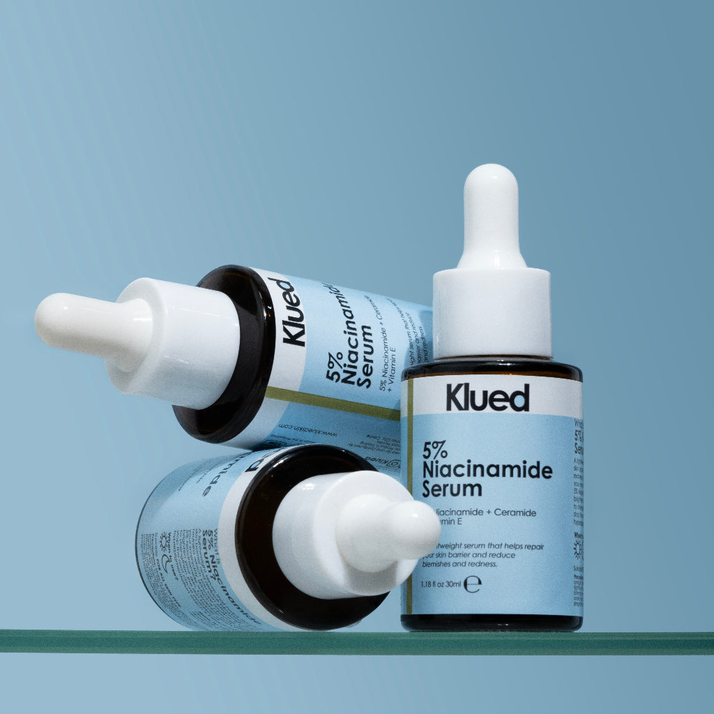Klued 5% Niacinamide Serum bottles on a light blue background