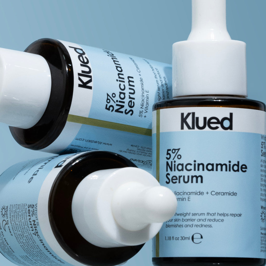 Klued 5% Niacinamide Serum bottles on a light blue background