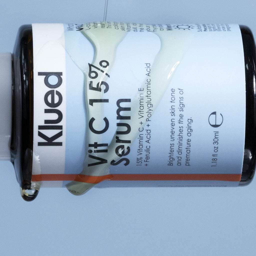 Klued Vit C 15% Serum bottle on a light blue background